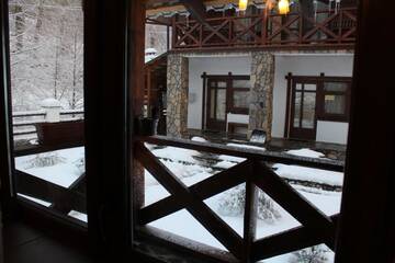 Фото номера Двухместный номер с 1 кроватью и террасой Отель Chalet Vedmezhe г. Поляна 11