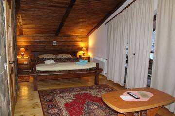 Фото номера Четырехместный номер с балконом Отель Chalet Vedmezhe г. Поляна 2