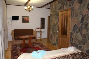 Фото номера Четырехместный номер с балконом Отель Chalet Vedmezhe г. Поляна 5
