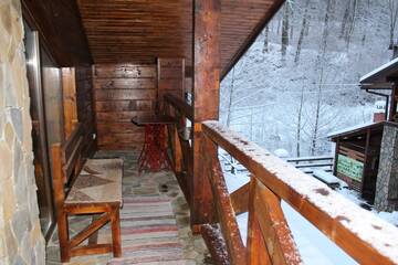 Фото номера Четырехместный номер с балконом Отель Chalet Vedmezhe г. Поляна 6