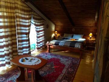 Фото номера Четырехместный номер с видом на горы Отель Chalet Vedmezhe г. Поляна 2